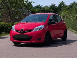 Rot Gebraucht 2014 Toyota Yaris Cool Limousine | 4.800 € (Guter Preis)