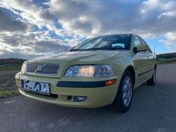 Gelb Gebraucht 2002 Volvo S40 Limousine | 1.999 € (Fairer Preis)