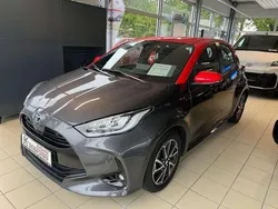 Marlingrau / dach rot Gebraucht 2021 Toyota Yaris Hybrid Limousine | 17.999 € (Fairer Preis)