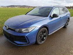 Reef blue metallic Gebraucht 2024 VW Passat R-line Kombi | 46.290 € (Superpreis)