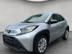 Shimmering silver metallic Gebraucht 2023 Toyota Aygo X-play Kleinwagen | 14.490 € (Guter Preis)