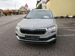 Steelgrau Neu 2024 Skoda Karoq Selection SUV | 32.890 € (Fairer Preis)