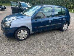 Blau Gebraucht 2004 Renault Clio II Kleinwagen | 450 €