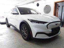 Weiß Gebraucht 2021 Ford Mustang Mach-E SUV | 27.500 € (Guter Preis)
