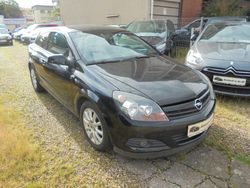 Schwarz Gebraucht 2005 Opel Astra GTC Edition Limousine | 2.999 € (Teuer)