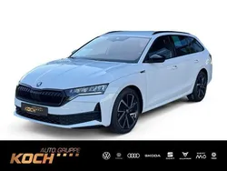 Moonweiss metallic Gebraucht 2024 Skoda Octavia SportLine Kombi | 36.560 € (Fairer Preis)