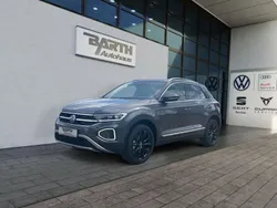 Indiumgrau schwarz Gebraucht 2024 VW T-Roc Style SUV | 39.490 €