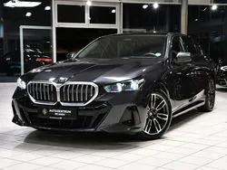 Sophistograu Gebraucht 2024 BMW 520 M Sport Limousine | 55.997 € (Fairer Preis)