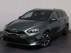 Grün, experience green Neu 2025 Kia Ceed Sportswagon Gold Kombi | 25.585 € (Fairer Preis)