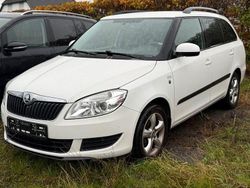 Weiß Gebraucht 2011 Skoda Fabia Family Kombi | 2.600 € (Guter Preis)