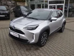 Shimmering silver Gebraucht 2024 Toyota Yaris Cross Team SUV | 29.290 € (Fairer Preis)