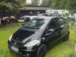 Blau Gebraucht 2004 Mercedes 200 Kleinwagen | 1.200 €