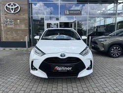 Schneeweiß Gebraucht 2022 Toyota Yaris Hybrid Basis Limousine | 17.890 € (Fairer Preis)