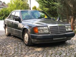 Silber Gebraucht 1989 Mercedes E230 Limousine | 3.900 €