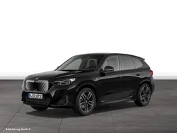 Black sapphire metallic Gebraucht 2024 BMW iX1 Luxury Line SUV | 53.504 €
