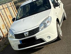 Weiß Gebraucht 2009 Dacia Sandero Kleinwagen | 1.900 €