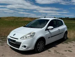 Weiß Gebraucht 2011 Renault Clio II Expression Limousine | 3.400 € (Fairer Preis)