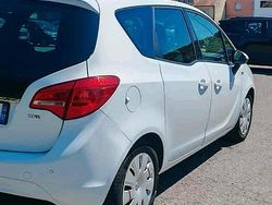 Weiß Gebraucht 2010 Opel Meriva Van / Kleinbus | 3.400 € (Guter Preis)