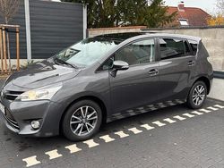 Grau Gebraucht 2015 Toyota Verso Van / Kleinbus | 5.400 € (Fairer Preis)