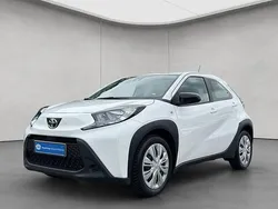 Schneeweiß Gebraucht 2022 Toyota Aygo X-play Kleinwagen | 13.480 € (Fairer Preis)