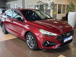 Rot sunset red / mic Gebraucht 2021 Hyundai i30 Edition 30+ Limousine | 12.500 € (Fairer Preis)