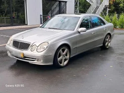 Silber Gebraucht 2003 Mercedes E400 Van / Kleinbus | 3.500 €