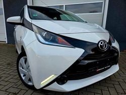 Weiß Gebraucht 2015 Toyota Aygo X-play Kleinwagen | 5.990 € (Guter Preis)