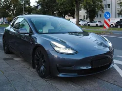 Grau Gebraucht 2022 Tesla Model 3 Performance Limousine | 31.880 € (Fairer Preis)