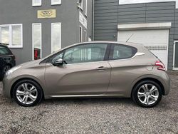 Grau Gebraucht 2015 Peugeot 208 Allure Kleinwagen | 4.990 € (Fairer Preis)