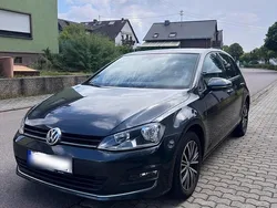 Grau Gebraucht 2016 VW Golf VII Limousine | 9.400 € (Fairer Preis)
