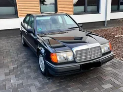 Schwarz Gebraucht 1987 Mercedes E260 Limousine | 9.000 €