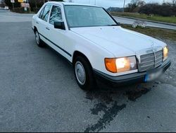Weiß Gebraucht 1989 Mercedes E200 Limousine | 5.200 €