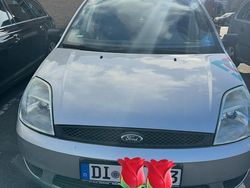 Silber Gebraucht 2004 Ford Fiesta Kleinwagen | 1.300 €