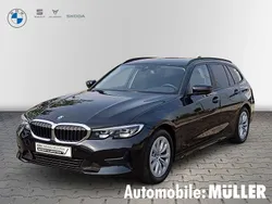 Black sapphire metallic Gebraucht 2021 BMW 320 Sport Line Kombi | 26.280 € (Fairer Preis)