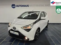 Weiß Gebraucht 2022 Toyota Aygo X-play Kleinwagen | 10.590 €