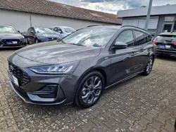 Grau Gebraucht 2024 Ford Focus ST-Line Limousine | 21.995 € (Guter Preis)