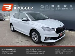 Moonweiss metallic Gebraucht 2024 Skoda Fabia Selection Limousine | 17.850 € (Fairer Preis)