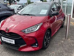 Rot Neu 2025 Toyota Yaris Hybrid Plus Limousine | 32.290 € (Etwas zu teuer)