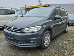 Grau Gebraucht 2021 VW Touran Comfortline Van / Kleinbus | 14.999 € (Guter Preis)