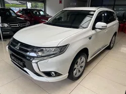 Weiß Gebraucht 2016 Mitsubishi Outlander P-HEV Plus SUV | 16.999 € (Fairer Preis)