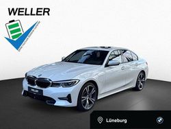 Mineralweiß (weiß) Gebraucht 2021 BMW 330e Shadowline Limousine | 31.990 € (Fairer Preis)
