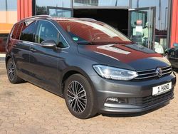 Grau Gebraucht 2019 VW Touran Highline Van / Kleinbus | 24.900 € (Fairer Preis)
