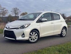 Weiß Gebraucht 2013 Toyota Yaris Hybrid Club Kleinwagen | 6.950 €