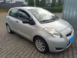 Silber Gebraucht 2010 Toyota Yaris Cool Kleinwagen | 6.950 € (Teuer)
