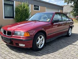 Rot Gebraucht 1993 BMW 318 Limousine | 4.100 €