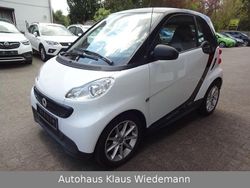 Weiß / schwarz Gebraucht 2013 Smart ForTwo Coupé Pure Coupé | 5.799 € (Etwas zu teuer)