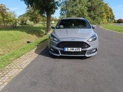 Grau Gebraucht 2016 Ford Focus ST Limousine | 11.450 € (Fairer Preis)