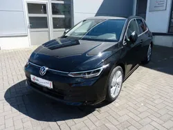 Grenadillschwarz metallic Gebraucht 2024 VW Golf VIII Life Limousine | 29.199 € (Teuer)