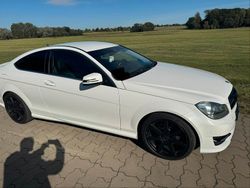 Weiß Gebraucht 2013 Mercedes 220 AMG line Coupé | 11.000 €