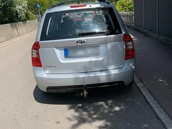 Grün Gebraucht 2009 Kia Carens Van / Kleinbus | 1.500 €